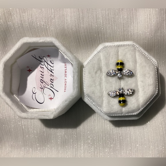 🐝Sparkly Adorable SilverTone Petite Bumblebee Post Back Stud Earrin - Picture 12 of 14
